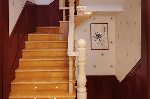 柳河中式别墅室内汉白玉石楼梯的定制安装装饰效果